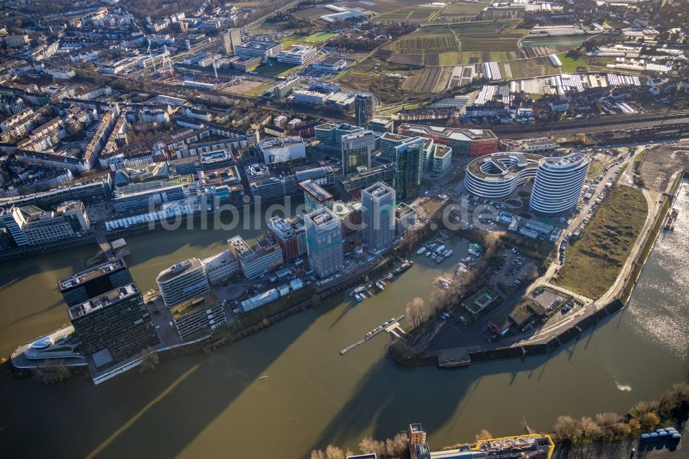 Luftaufnahme Düsseldorf - Baustelle zum Neubau des Hochhaus- Gebäudekomplexes Düsseldorfer Heimathafen des Projekts WIN WIN in Düsseldorf im Bundesland Nordrhein-Westfalen, Deutschland