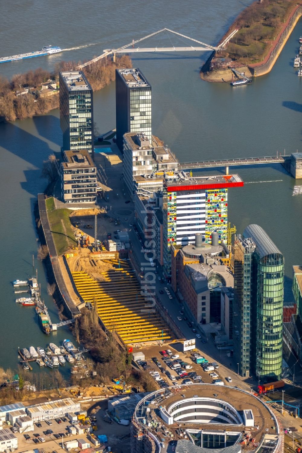 Düsseldorf aus der Vogelperspektive: Baustelle zum Neubau des Hochhaus- Gebäudekomplexes Düsseldorfer Heimathafen in der Speditionstraße in Düsseldorf im Bundesland Nordrhein-Westfalen, Deutschland