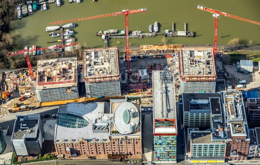 Düsseldorf aus der Vogelperspektive: Baustelle zum Neubau des Hochhaus- Gebäudekomplexes Düsseldorfer Heimathafen in der Speditionstraße in Düsseldorf im Bundesland Nordrhein-Westfalen, Deutschland