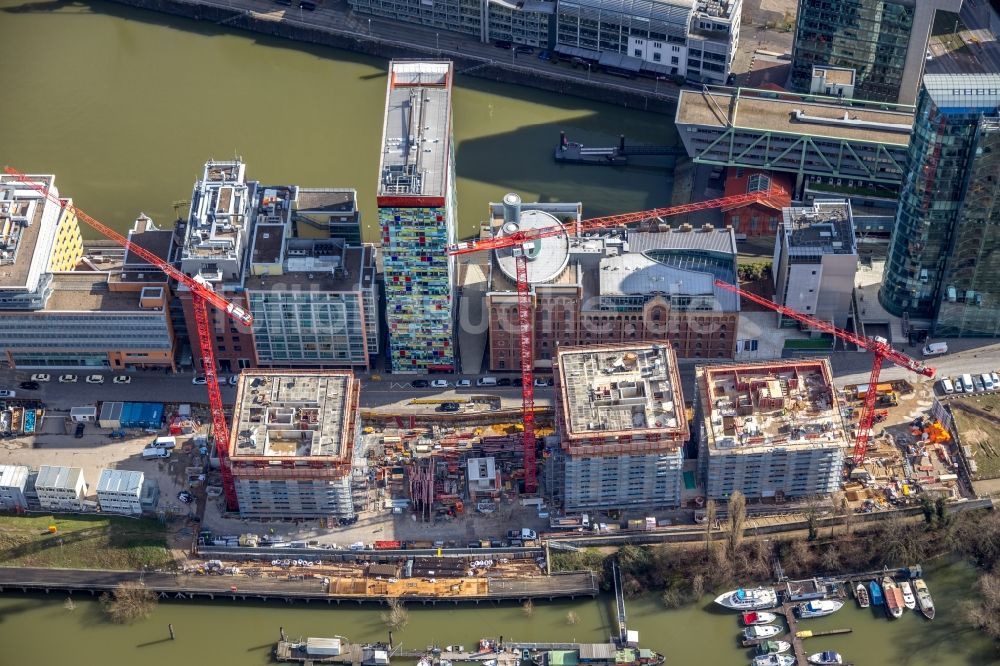 Luftaufnahme Düsseldorf - Baustelle zum Neubau des Hochhaus- Gebäudekomplexes Düsseldorfer Heimathafen in der Speditionstraße in Düsseldorf im Bundesland Nordrhein-Westfalen, Deutschland