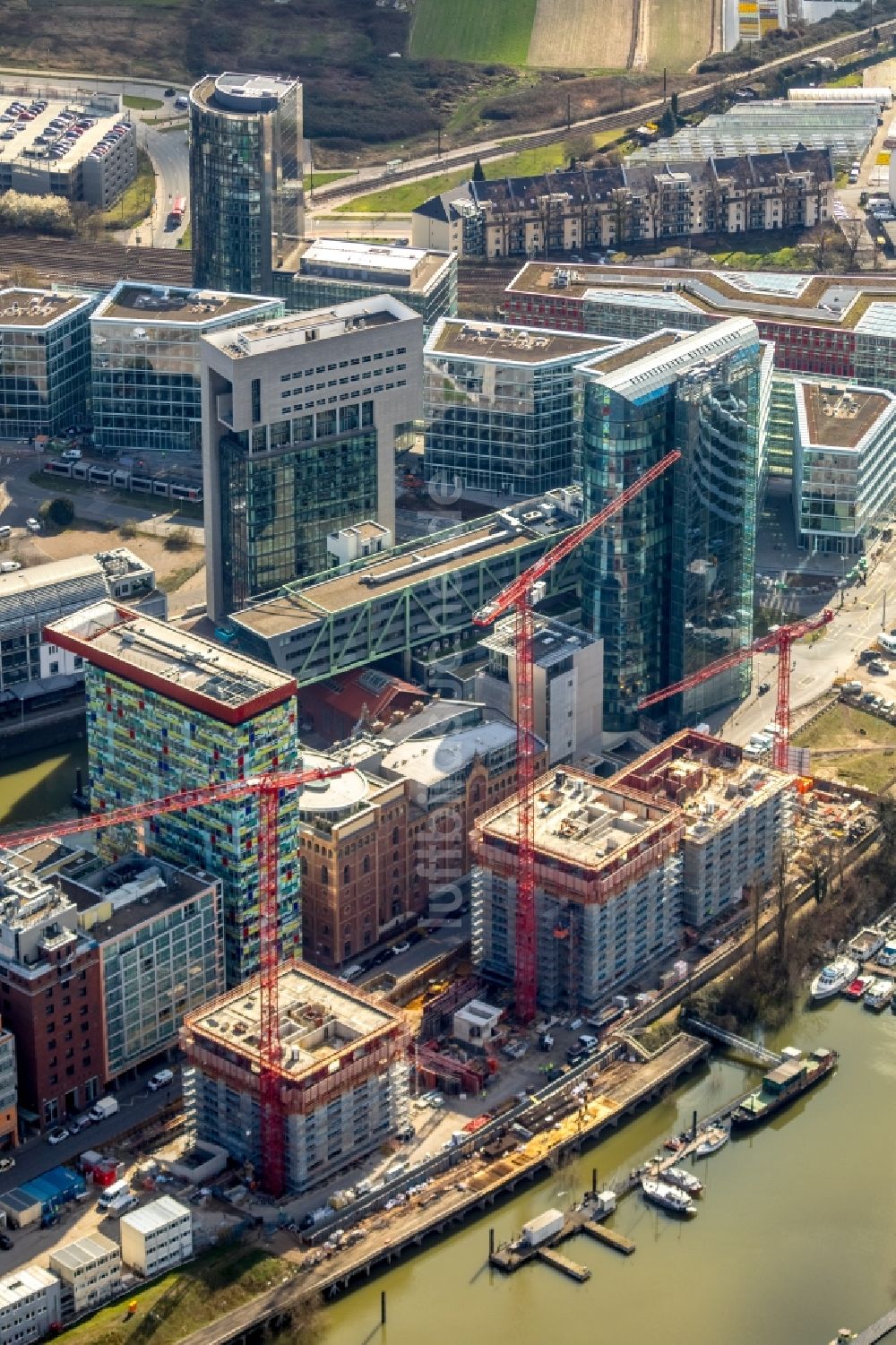 Luftaufnahme Düsseldorf - Baustelle zum Neubau des Hochhaus- Gebäudekomplexes Düsseldorfer Heimathafen in der Speditionstraße in Düsseldorf im Bundesland Nordrhein-Westfalen, Deutschland