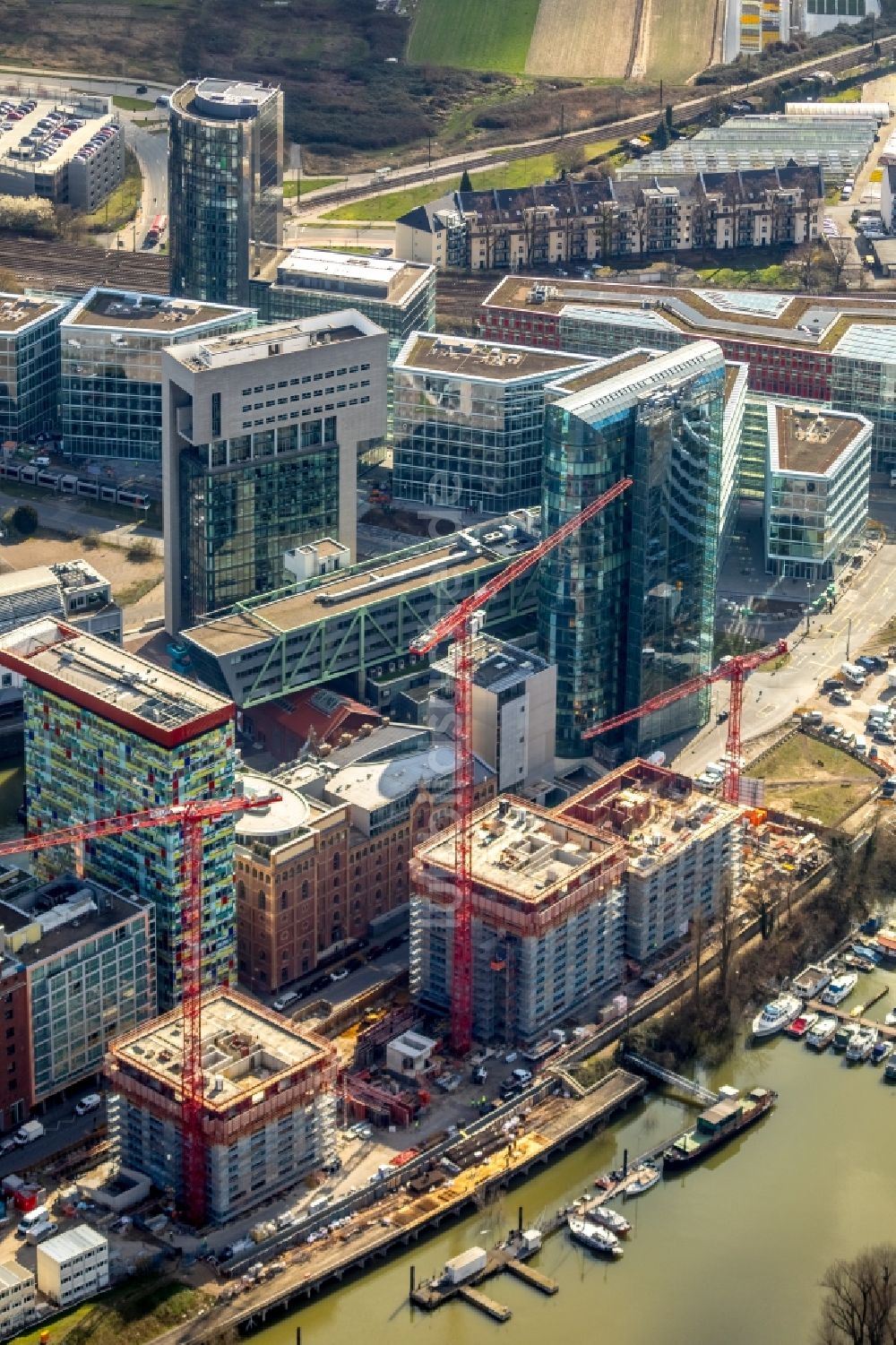 Düsseldorf von oben - Baustelle zum Neubau des Hochhaus- Gebäudekomplexes Düsseldorfer Heimathafen in der Speditionstraße in Düsseldorf im Bundesland Nordrhein-Westfalen, Deutschland