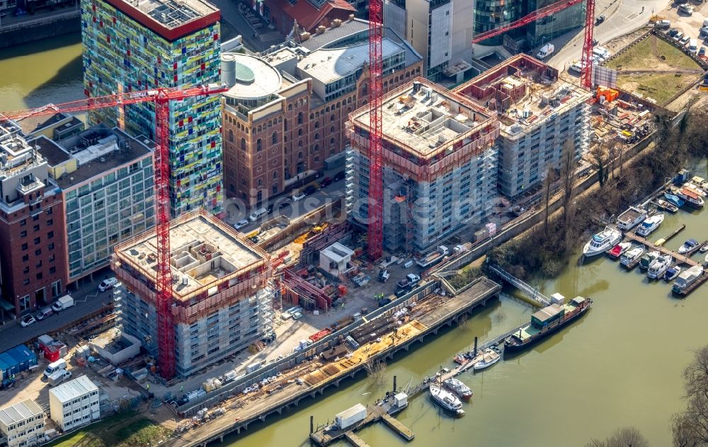 Düsseldorf aus der Vogelperspektive: Baustelle zum Neubau des Hochhaus- Gebäudekomplexes Düsseldorfer Heimathafen in der Speditionstraße in Düsseldorf im Bundesland Nordrhein-Westfalen, Deutschland