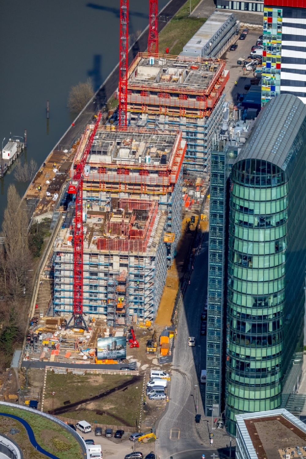 Luftaufnahme Düsseldorf - Baustelle zum Neubau des Hochhaus- Gebäudekomplexes Düsseldorfer Heimathafen in der Speditionstraße in Düsseldorf im Bundesland Nordrhein-Westfalen, Deutschland