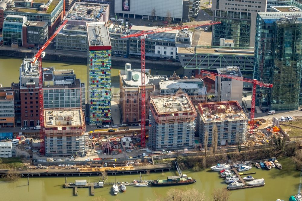 Düsseldorf von oben - Baustelle zum Neubau des Hochhaus- Gebäudekomplexes Düsseldorfer Heimathafen in der Speditionstraße in Düsseldorf im Bundesland Nordrhein-Westfalen, Deutschland