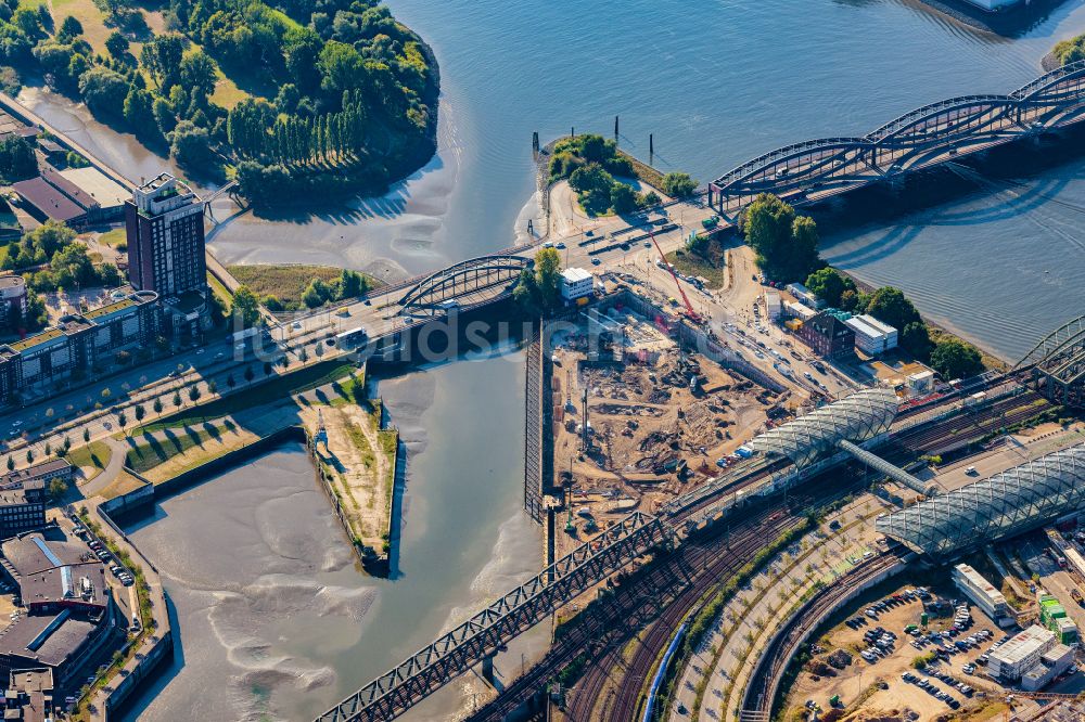 Hamburg aus der Vogelperspektive: Baustelle zum Neubau des Hochhaus- Gebäudekomplexes Elbtower im Ortsteil HafenCity in Hamburg, Deutschland