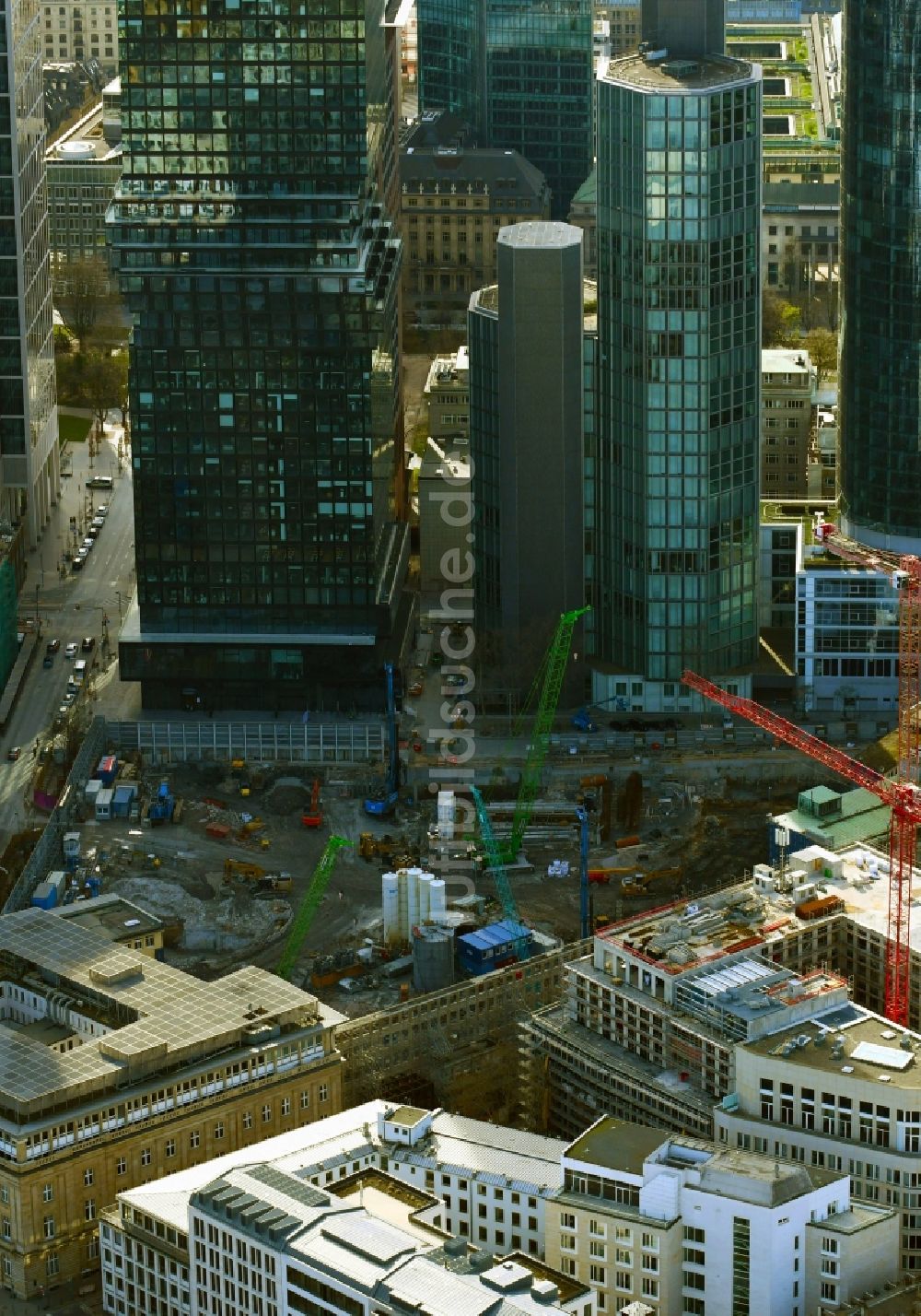 Frankfurt am Main aus der Vogelperspektive: Baustelle zum Neubau des Hochhaus- Gebäudekomplexes FOUR in der Innenstadt in Frankfurt am Main im Bundesland Hessen, Deutschland