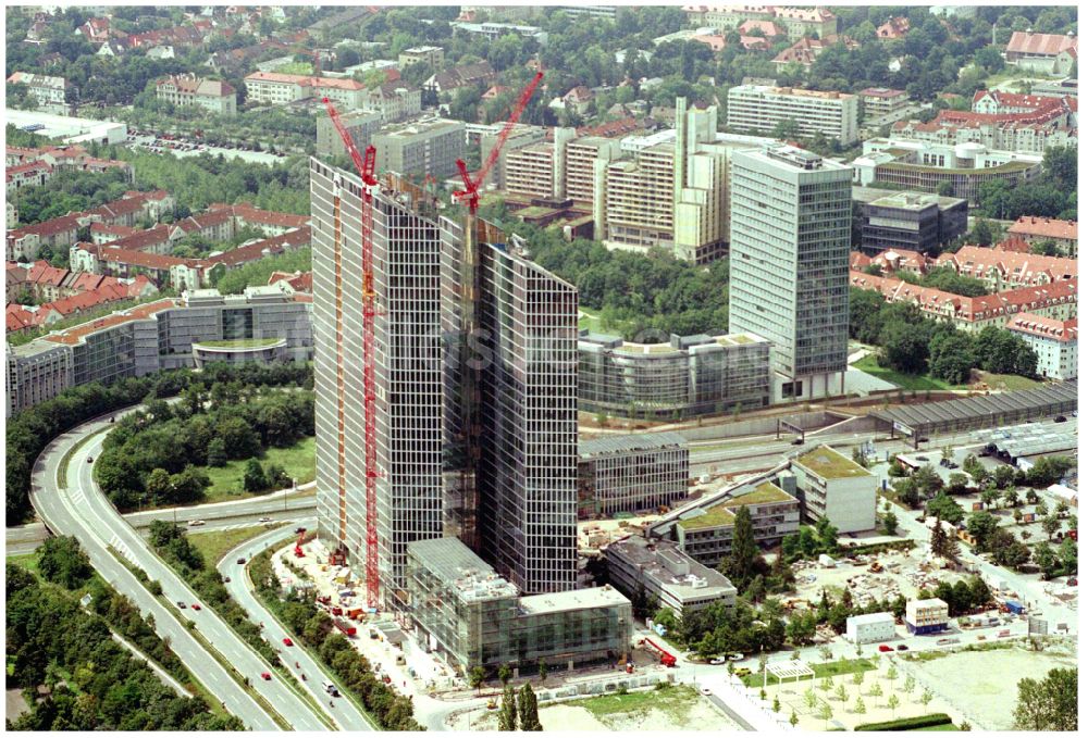 München aus der Vogelperspektive: Baustelle zum Neubau des Hochhaus- Gebäudekomplexes HighLight Towers im Ortsteil Schwabing-Freimann in München im Bundesland Bayern, Deutschland