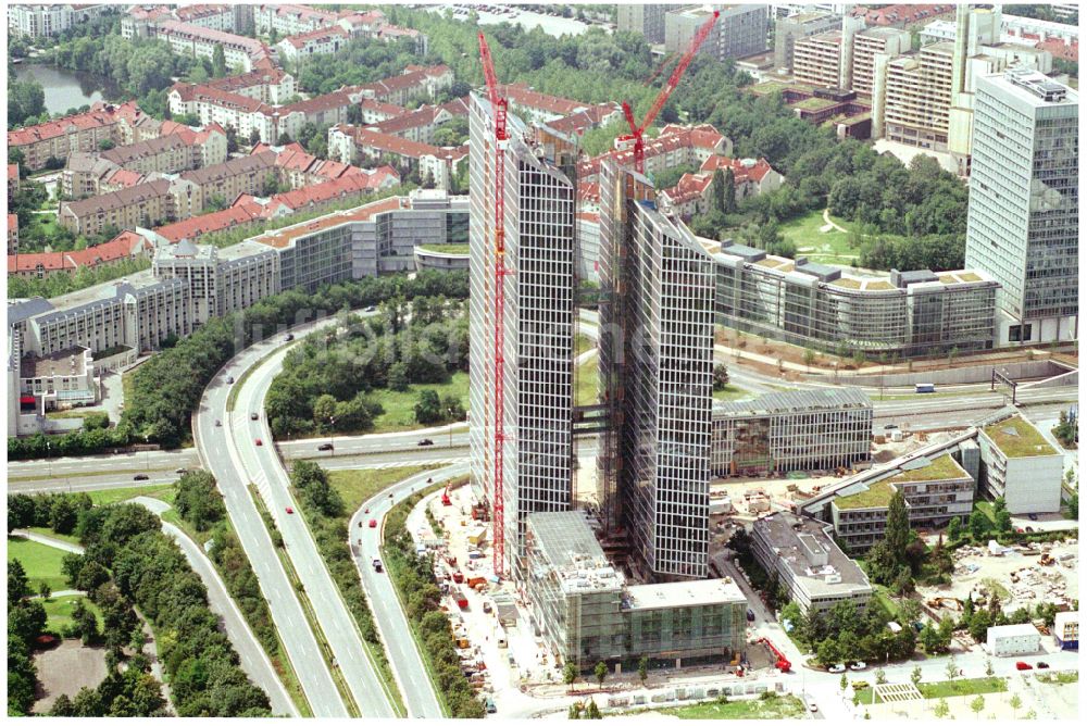 Luftbild München - Baustelle zum Neubau des Hochhaus- Gebäudekomplexes HighLight Towers im Ortsteil Schwabing-Freimann in München im Bundesland Bayern, Deutschland