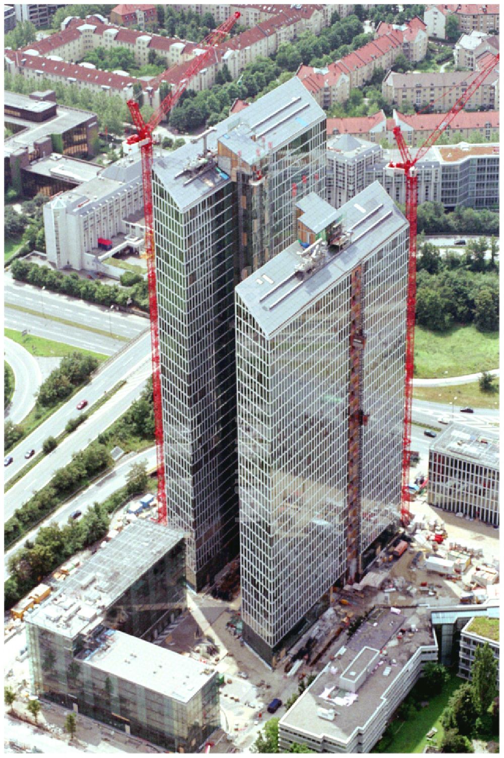 München aus der Vogelperspektive: Baustelle zum Neubau des Hochhaus- Gebäudekomplexes HighLight Towers im Ortsteil Schwabing-Freimann in München im Bundesland Bayern, Deutschland