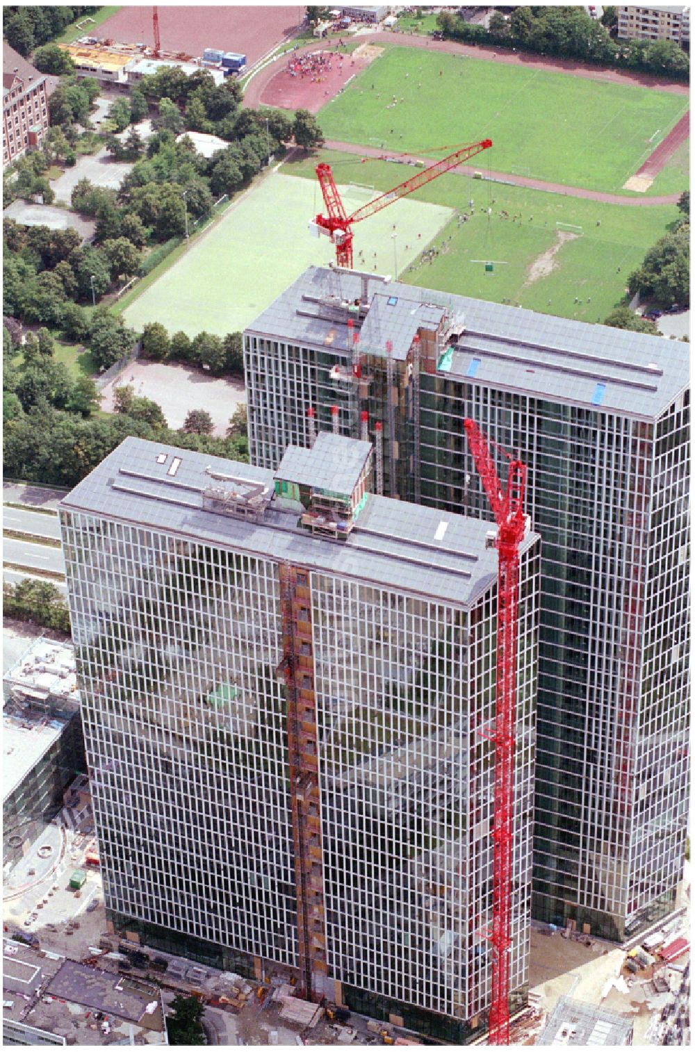 Luftaufnahme München - Baustelle zum Neubau des Hochhaus- Gebäudekomplexes HighLight Towers im Ortsteil Schwabing-Freimann in München im Bundesland Bayern, Deutschland