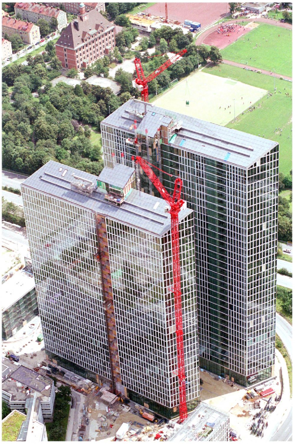 München von oben - Baustelle zum Neubau des Hochhaus- Gebäudekomplexes HighLight Towers im Ortsteil Schwabing-Freimann in München im Bundesland Bayern, Deutschland