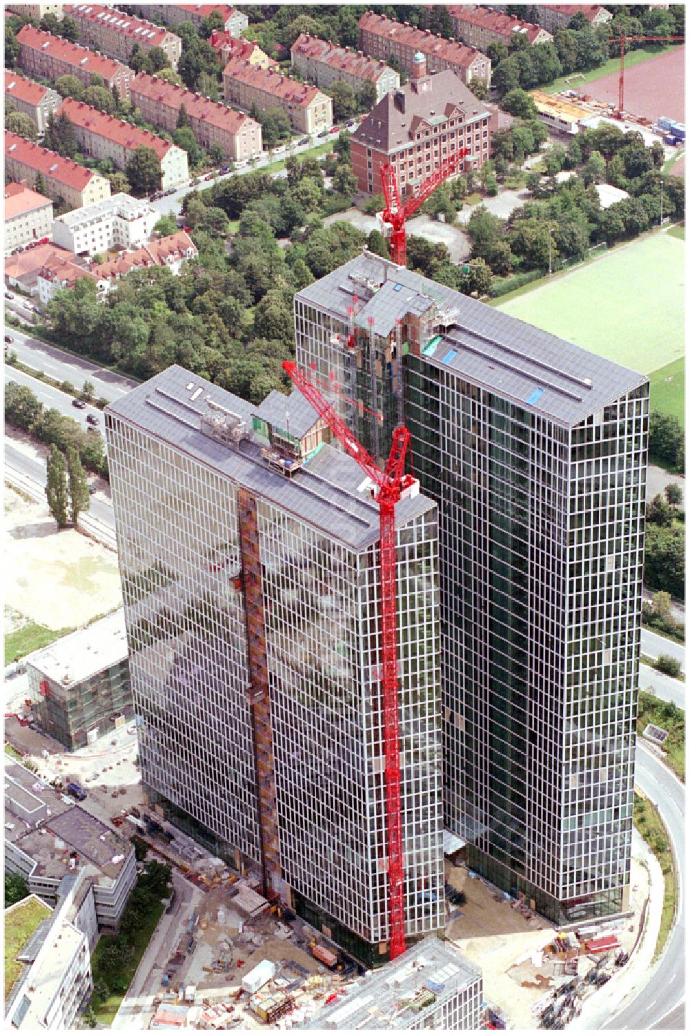 München aus der Vogelperspektive: Baustelle zum Neubau des Hochhaus- Gebäudekomplexes HighLight Towers im Ortsteil Schwabing-Freimann in München im Bundesland Bayern, Deutschland