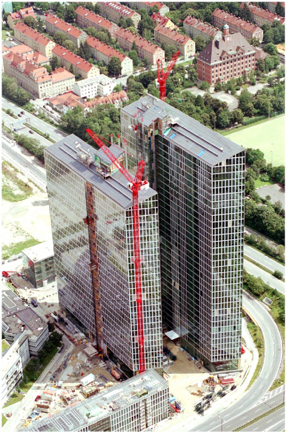 Luftbild München - Baustelle zum Neubau des Hochhaus- Gebäudekomplexes HighLight Towers im Ortsteil Schwabing-Freimann in München im Bundesland Bayern, Deutschland