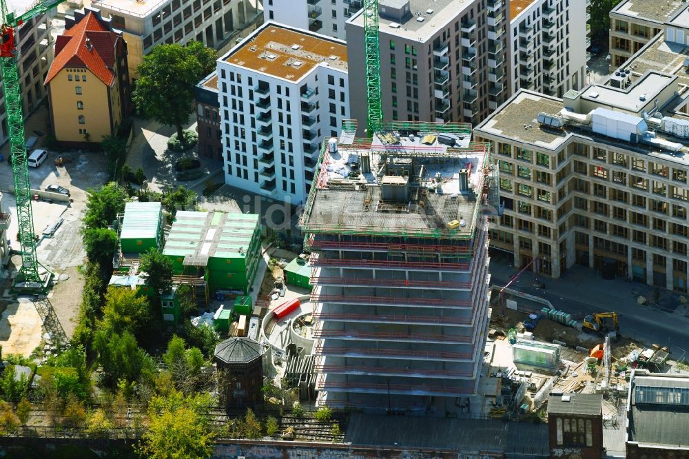 Luftbild Berlin - Baustelle zum Neubau des Hochhaus- Gebäudekomplexes Hochhaus am Postbahnhof im Ortsteil Friedrichshain in Berlin, Deutschland