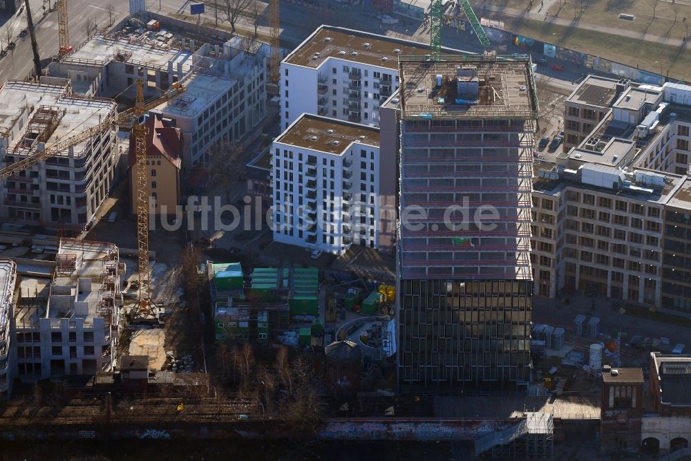 Berlin aus der Vogelperspektive: Baustelle zum Neubau des Hochhaus- Gebäudekomplexes Hochhaus am Postbahnhof im Ortsteil Friedrichshain in Berlin, Deutschland