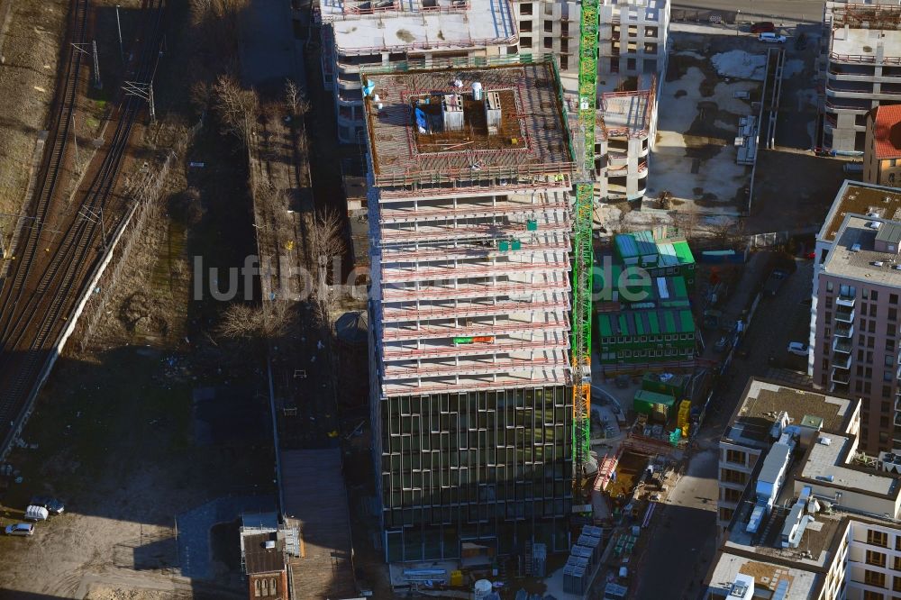 Luftbild Berlin - Baustelle zum Neubau des Hochhaus- Gebäudekomplexes Hochhaus am Postbahnhof im Ortsteil Friedrichshain in Berlin, Deutschland