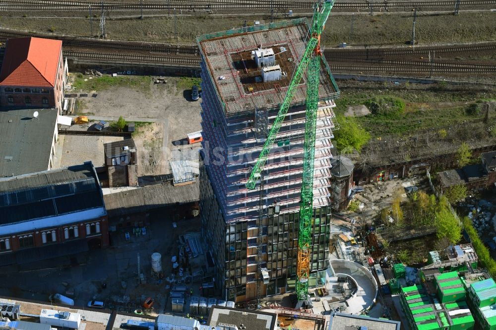 Luftaufnahme Berlin - Baustelle zum Neubau des Hochhaus- Gebäudekomplexes Hochhaus am Postbahnhof im Ortsteil Friedrichshain in Berlin, Deutschland