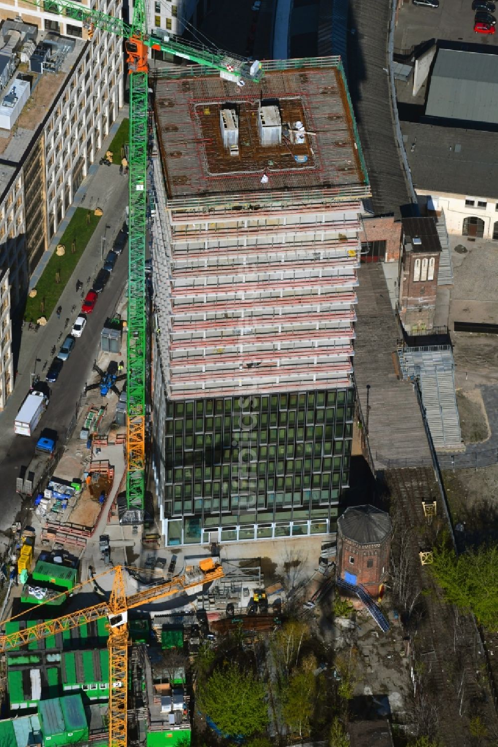 Luftaufnahme Berlin - Baustelle zum Neubau des Hochhaus- Gebäudekomplexes Hochhaus am Postbahnhof im Ortsteil Friedrichshain in Berlin, Deutschland