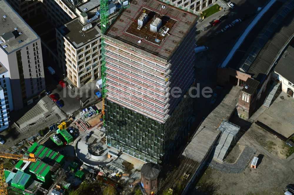 Berlin aus der Vogelperspektive: Baustelle zum Neubau des Hochhaus- Gebäudekomplexes Hochhaus am Postbahnhof im Ortsteil Friedrichshain in Berlin, Deutschland