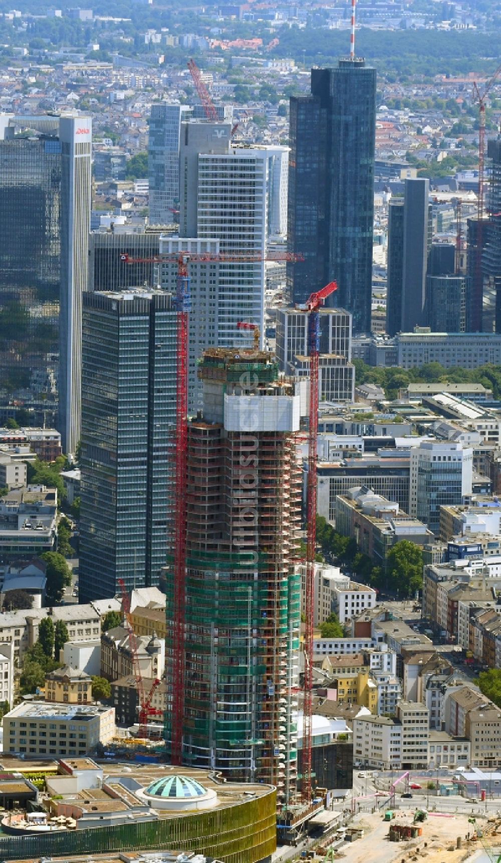 Luftbild Frankfurt am Main - Baustelle zum Neubau des Hochhaus- Gebäudekomplexes der Jones Lang LaSalle Residential Development GmbH in Frankfurt am Main im Bundesland Hessen, Deutschland