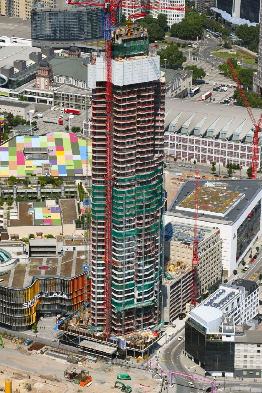 Luftaufnahme Frankfurt am Main - Baustelle zum Neubau des Hochhaus- Gebäudekomplexes der Jones Lang LaSalle Residential Development GmbH in Frankfurt am Main im Bundesland Hessen, Deutschland