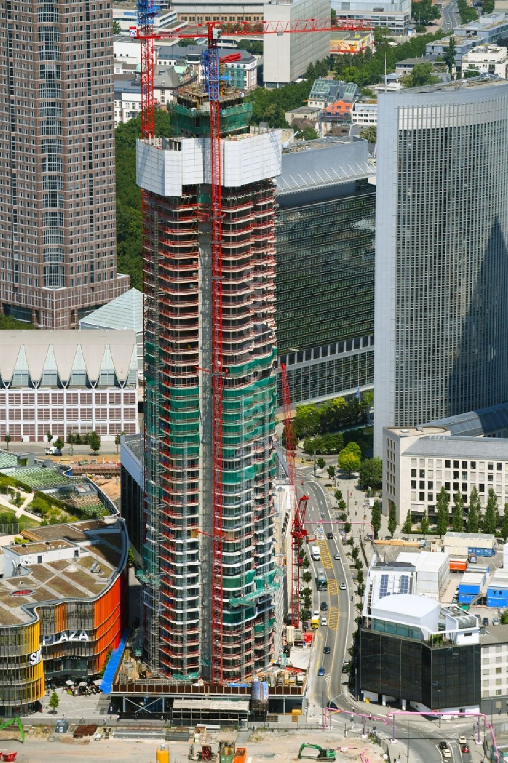 Luftbild Frankfurt am Main - Baustelle zum Neubau des Hochhaus- Gebäudekomplexes der Jones Lang LaSalle Residential Development GmbH in Frankfurt am Main im Bundesland Hessen, Deutschland