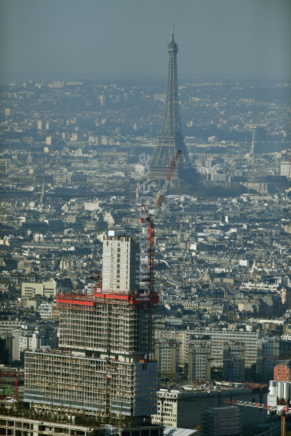 Paris aus der Vogelperspektive: Baustelle zum Neubau des Hochhaus- Gebäudekomplexes des Justiz- Palast T.G.I. Batignolles in Paris in Ile-de-France, Frankreich