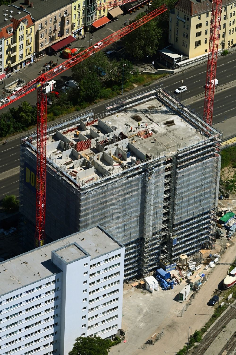 Luftbild Berlin - Baustelle zum Neubau des Hochhaus- Gebäudekomplexes Q218 im Ortsteil Lichtenberg in Berlin, Deutschland