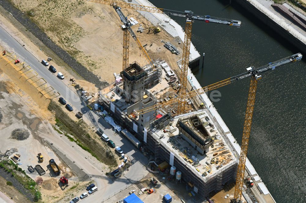 Hamburg von oben - Baustelle zum Neubau des Hochhaus- Gebäudekomplexes Roots im Ortsteil HafenCity in Hamburg, Deutschland