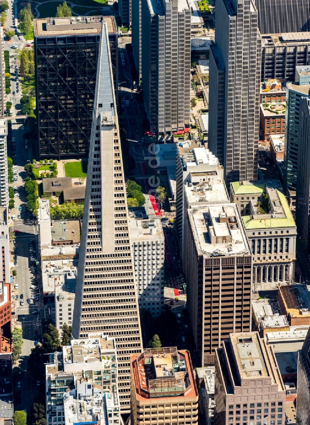 Luftaufnahme San Francisco - Baustelle zum Neubau des Hochhaus- Gebäudekomplexes Transamerica Pyramid Center in San Francisco in USA