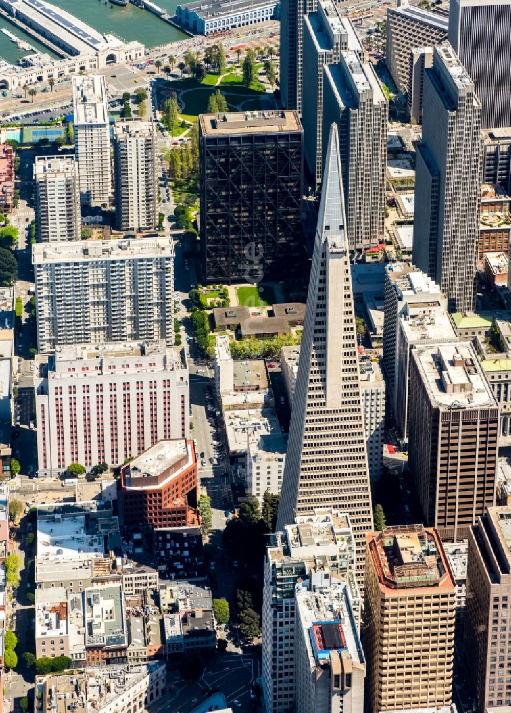 San Francisco von oben - Baustelle zum Neubau des Hochhaus- Gebäudekomplexes Transamerica Pyramid Center in San Francisco in USA