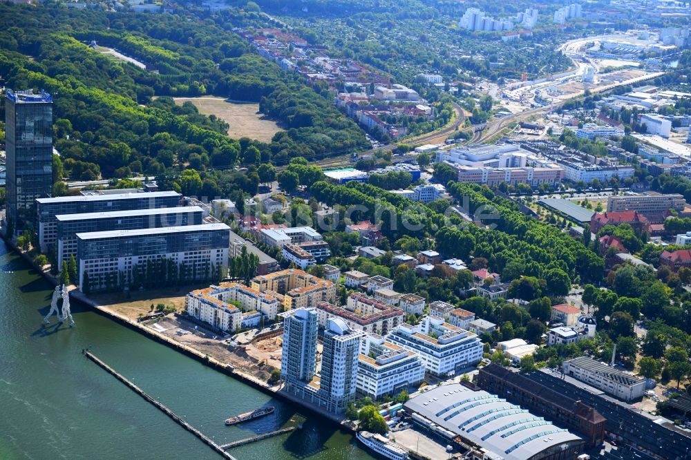 Luftaufnahme Berlin - Baustelle zum Neubau des Hochhaus- Gebäudekomplexes am Ufer der Spree entlang der Fanny-Zobel-Straße im Ortsteil Treptow in Berlin, Deutschland