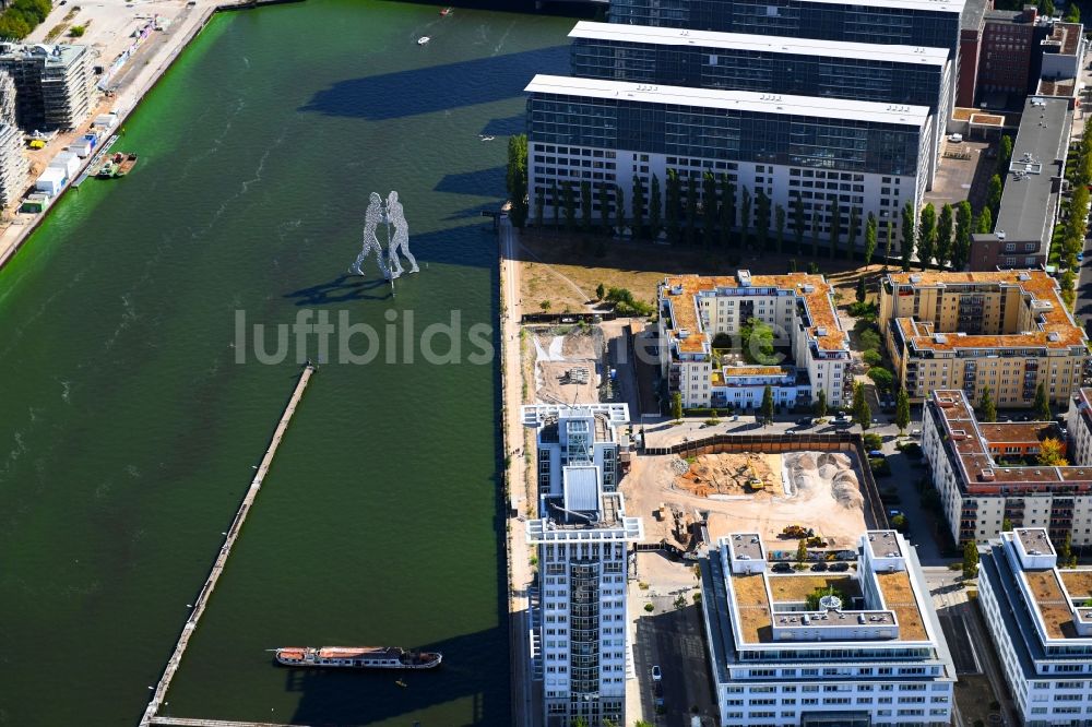 Luftbild Berlin - Baustelle zum Neubau des Hochhaus- Gebäudekomplexes am Ufer der Spree entlang der Fanny-Zobel-Straße im Ortsteil Treptow in Berlin, Deutschland