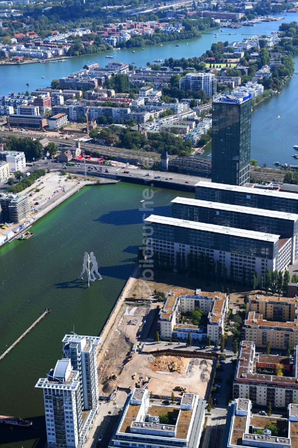 Berlin von oben - Baustelle zum Neubau des Hochhaus- Gebäudekomplexes am Ufer der Spree entlang der Fanny-Zobel-Straße im Ortsteil Treptow in Berlin, Deutschland