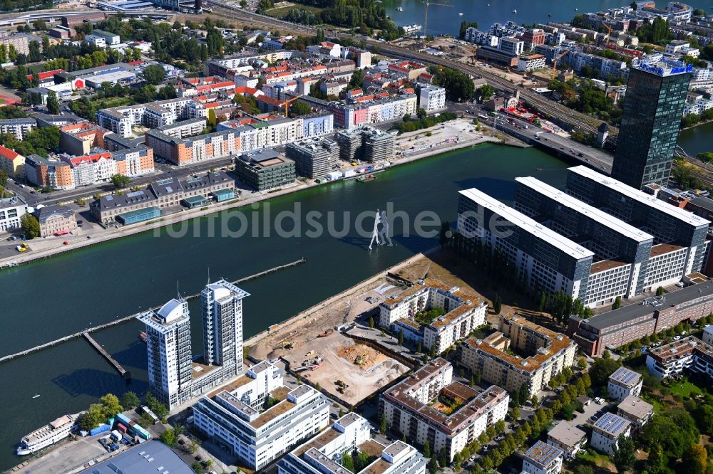 Luftaufnahme Berlin - Baustelle zum Neubau des Hochhaus- Gebäudekomplexes am Ufer der Spree entlang der Fanny-Zobel-Straße im Ortsteil Treptow in Berlin, Deutschland