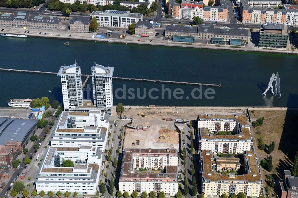 Berlin von oben - Baustelle zum Neubau des Hochhaus- Gebäudekomplexes am Ufer der Spree entlang der Fanny-Zobel-Straße im Ortsteil Treptow in Berlin, Deutschland