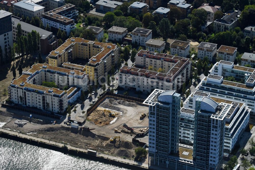 Luftaufnahme Berlin - Baustelle zum Neubau des Hochhaus- Gebäudekomplexes am Ufer der Spree entlang der Fanny-Zobel-Straße im Ortsteil Treptow in Berlin, Deutschland