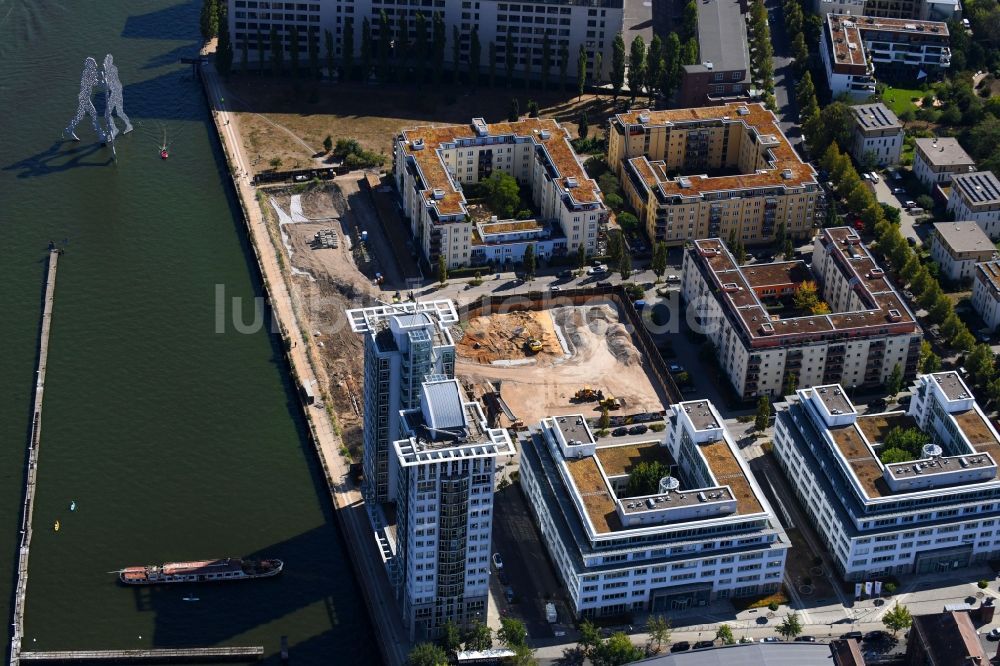 Berlin aus der Vogelperspektive: Baustelle zum Neubau des Hochhaus- Gebäudekomplexes am Ufer der Spree entlang der Fanny-Zobel-Straße im Ortsteil Treptow in Berlin, Deutschland