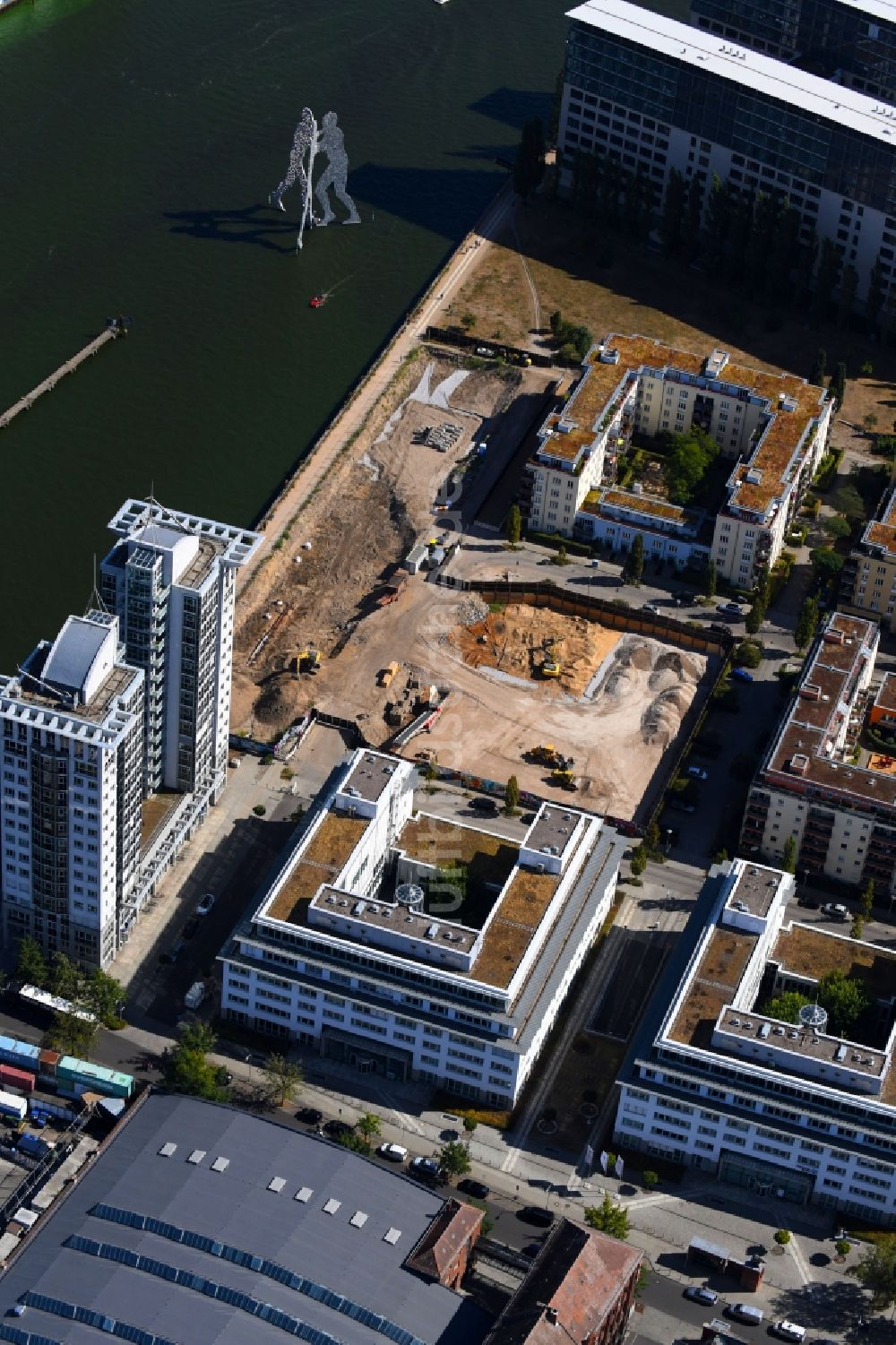 Berlin von oben - Baustelle zum Neubau des Hochhaus- Gebäudekomplexes am Ufer der Spree entlang der Fanny-Zobel-Straße im Ortsteil Treptow in Berlin, Deutschland