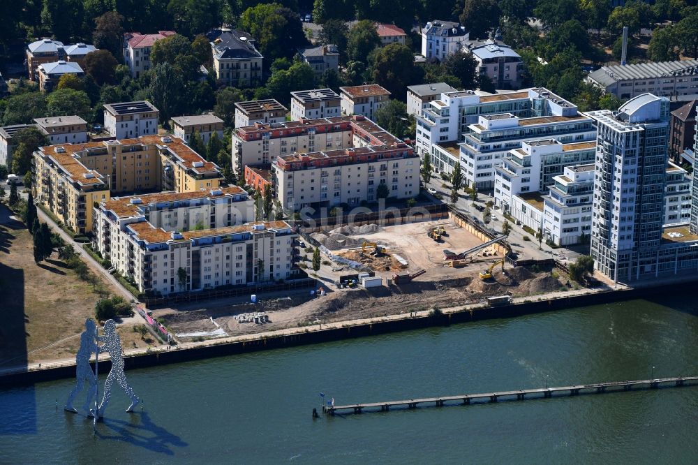 Berlin von oben - Baustelle zum Neubau des Hochhaus- Gebäudekomplexes am Ufer der Spree entlang der Fanny-Zobel-Straße im Ortsteil Treptow in Berlin, Deutschland