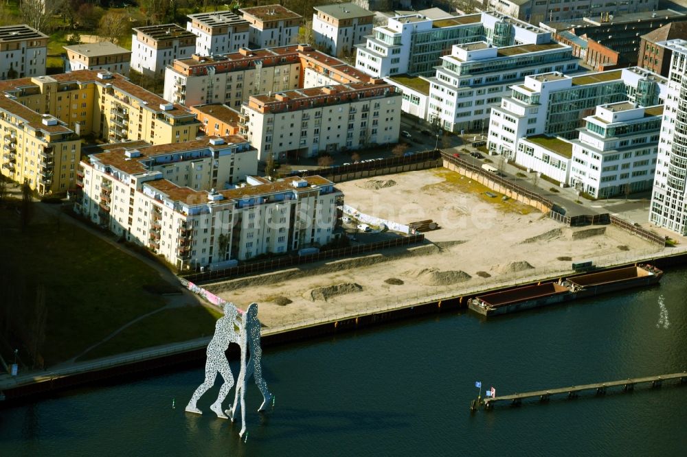 Luftaufnahme Berlin - Baustelle zum Neubau des Hochhaus- Gebäudekomplexes am Ufer der Spree entlang der Fanny-Zobel-Straße im Ortsteil Treptow in Berlin, Deutschland