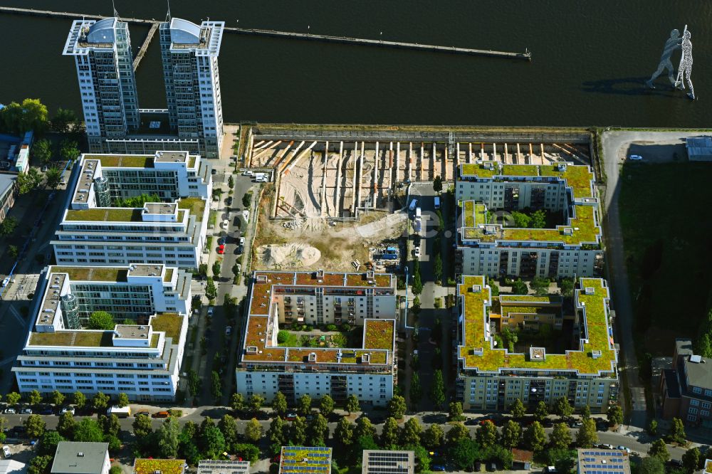 Luftbild Berlin - Baustelle zum Neubau des Hochhaus- Gebäudekomplexes am Ufer der Spree entlang der Fanny-Zobel-Straße im Ortsteil Treptow in Berlin, Deutschland