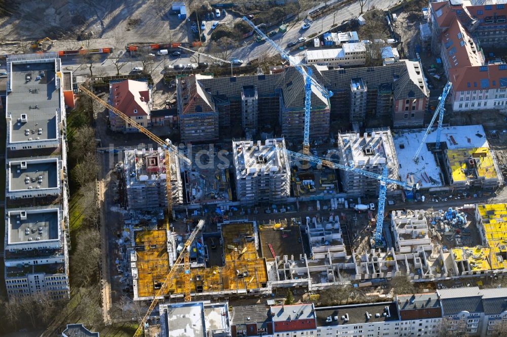 Berlin aus der Vogelperspektive: Baustelle zum Neubau des Hochhaus- Gebäudekomplexes Wohnpark St. Marien im Ortsteil Neukölln in Berlin, Deutschland