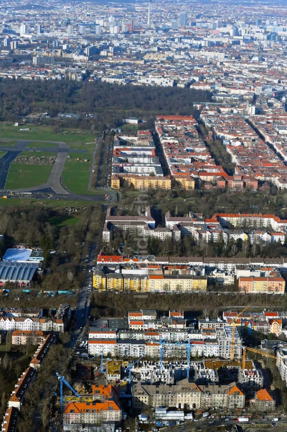 Berlin aus der Vogelperspektive: Baustelle zum Neubau des Hochhaus- Gebäudekomplexes Wohnpark St. Marien im Ortsteil Neukölln in Berlin, Deutschland