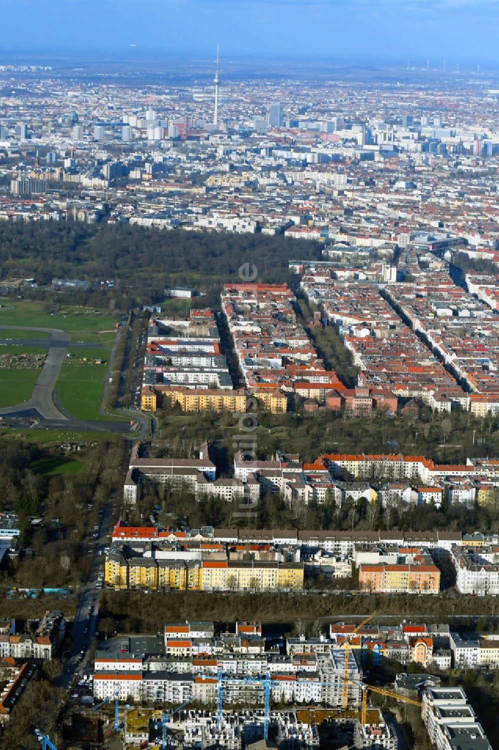 Luftbild Berlin - Baustelle zum Neubau des Hochhaus- Gebäudekomplexes Wohnpark St. Marien im Ortsteil Neukölln in Berlin, Deutschland