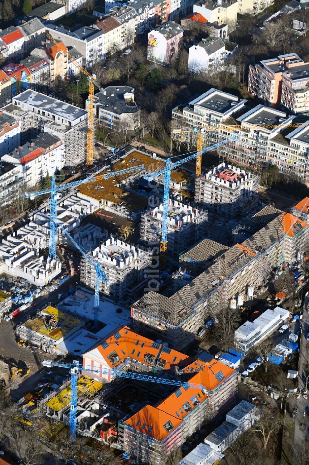 Luftaufnahme Berlin - Baustelle zum Neubau des Hochhaus- Gebäudekomplexes Wohnpark St. Marien im Ortsteil Neukölln in Berlin, Deutschland