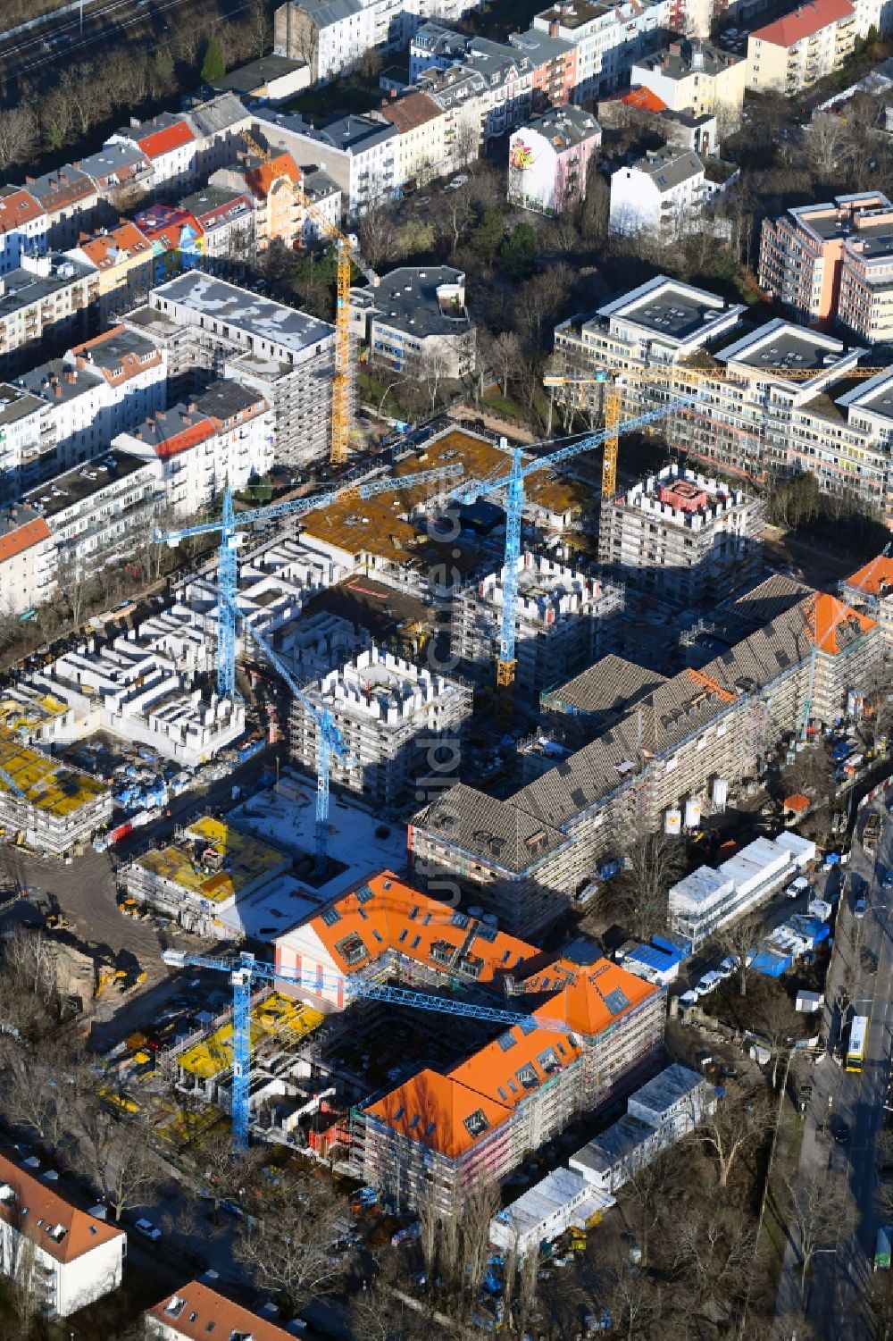 Berlin von oben - Baustelle zum Neubau des Hochhaus- Gebäudekomplexes Wohnpark St. Marien im Ortsteil Neukölln in Berlin, Deutschland