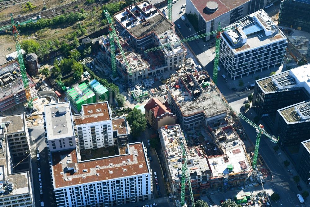 Berlin aus der Vogelperspektive: Baustelle zum Neubau des Hochhausensembles Max und Moritz Quartier im Bezirk Friedrichshain-Kreuzberg in Berlin