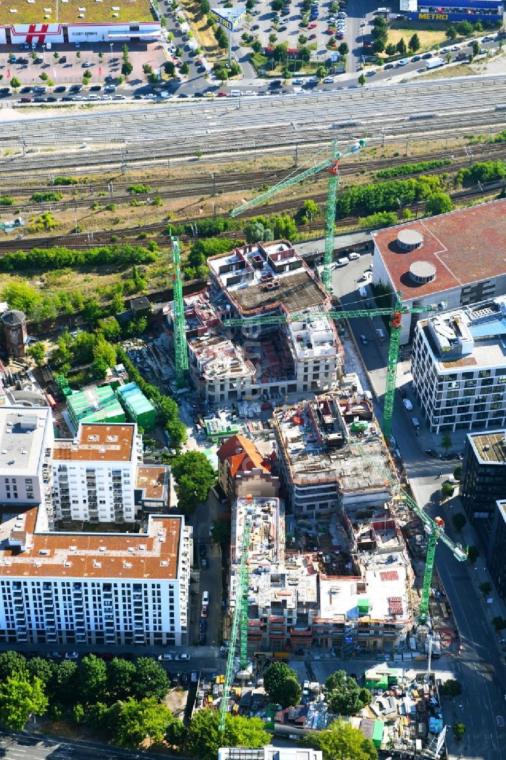 Luftbild Berlin - Baustelle zum Neubau des Hochhausensembles Max und Moritz Quartier im Bezirk Friedrichshain-Kreuzberg in Berlin